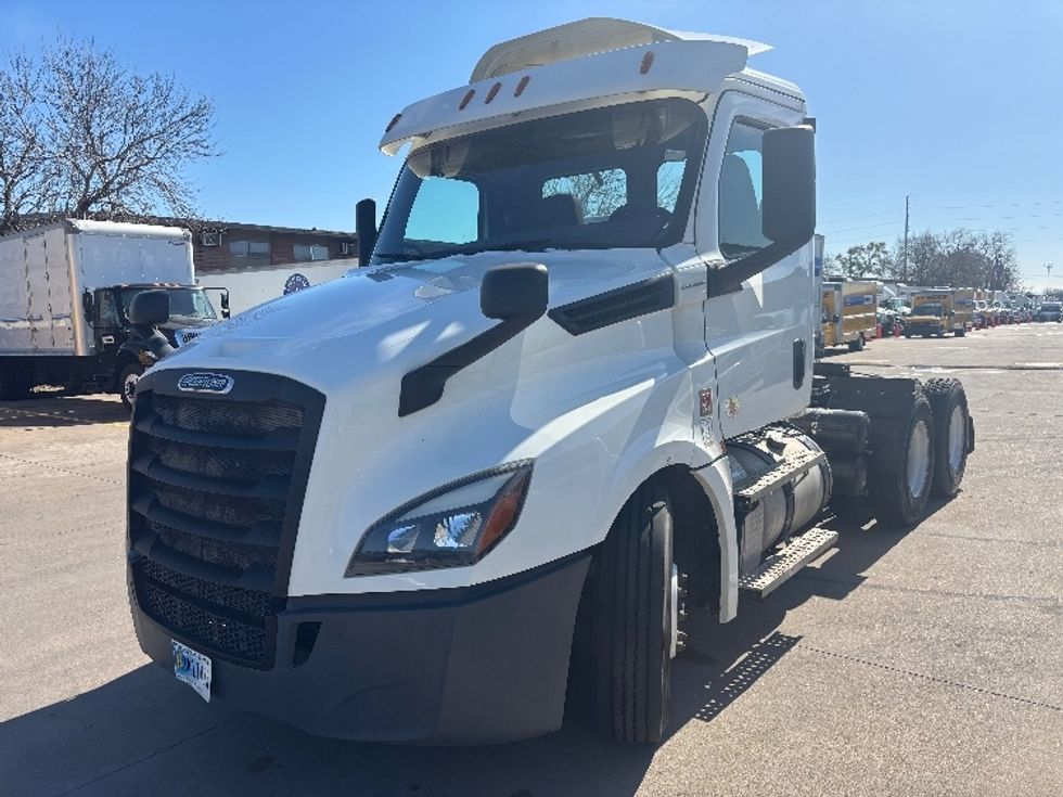 2020 Freightliner Cascadia 126" Day cab photo 3