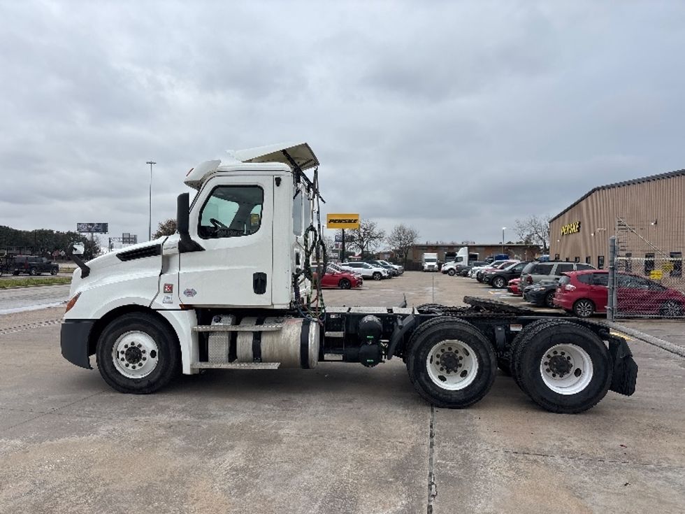 2020 Freightliner Cascadia 126" Day cab photo 4