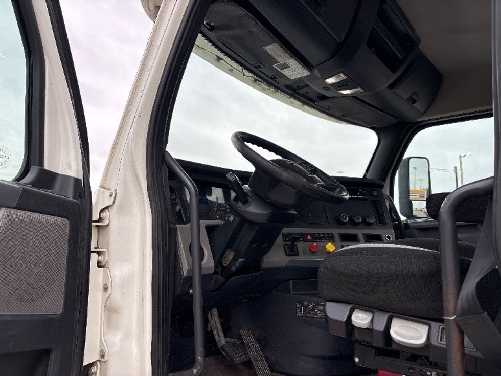 Day Cab Tractor-Heavy Duty Tractors-Freightliner-2020-T12664ST-Houston-TX-268,131\n\t\tmiles-$ 70,000 - Image 8