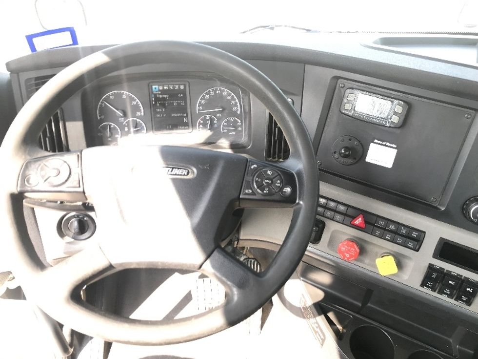 Day Cab Tractor-Heavy Duty Tractors-Freightliner-2020-T12664ST-Houston-TX-320,891\n\t\tmiles-$ 59,000 - Image 11