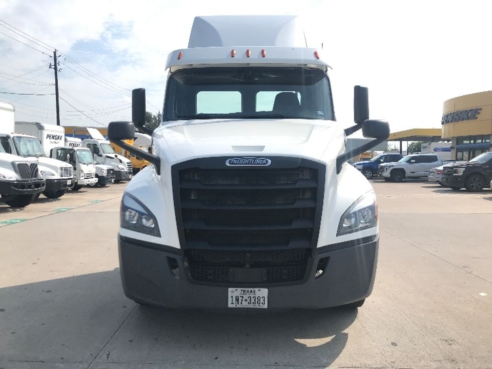 2020 Freightliner Cascadia 126" Day cab photo 2