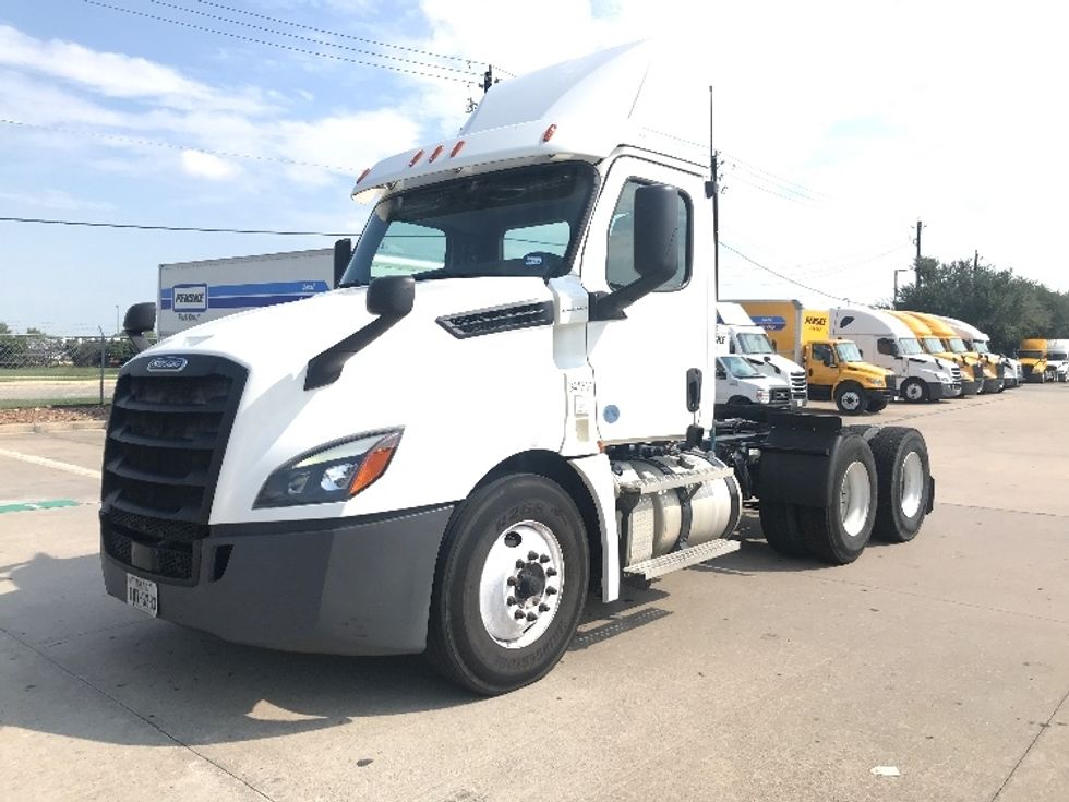 2020 Freightliner Cascadia 126" Day cab photo 3