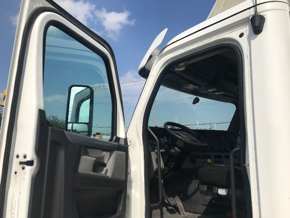 Day Cab Tractor-Heavy Duty Tractors-Freightliner-2020-T12664ST-Houston-TX-320,891\n\t\tmiles-$ 59,000 - Image 9