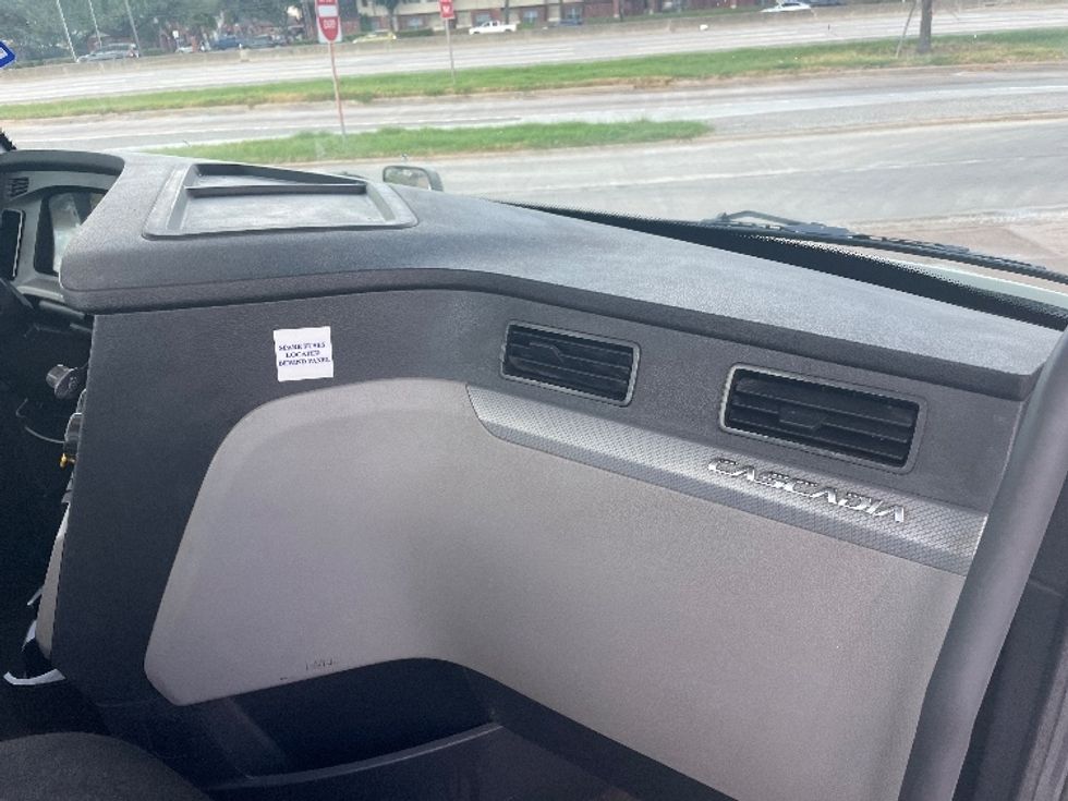 Day Cab Tractor-Heavy Duty Tractors-Freightliner-2020-T12664ST-Houston-TX-542,157\n\t\tmiles-$ 45,000 - Image 13