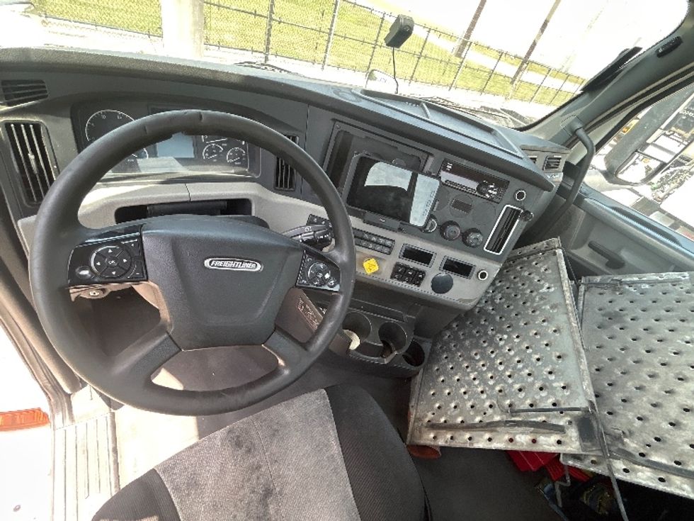 Day Cab Tractor-Heavy Duty Tractors-Freightliner-2020-T12664ST-Houston-TX-730,034\n\t\tmiles-$ 13,000 - Image 11