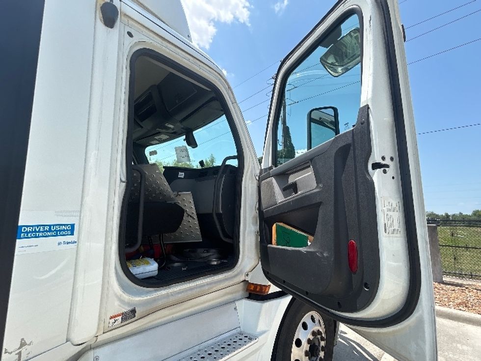 Day Cab Tractor-Heavy Duty Tractors-Freightliner-2020-T12664ST-Houston-TX-730,034\n\t\tmiles-$ 13,000 - Image 12