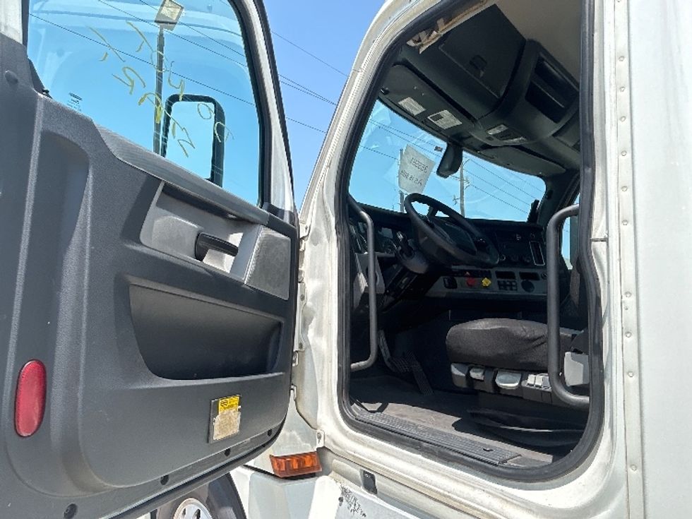 Day Cab Tractor-Heavy Duty Tractors-Freightliner-2020-T12664ST-Houston-TX-730,034\n\t\tmiles-$ 13,000 - Image 9