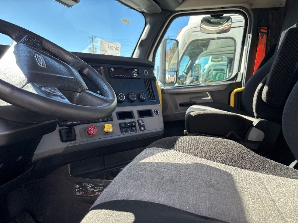 Day Cab Tractor-Heavy Duty Tractors-Freightliner-2020-T12664ST-Hueytown-AL-605,441\n\t\tmiles-$ 36,000 - Image 10