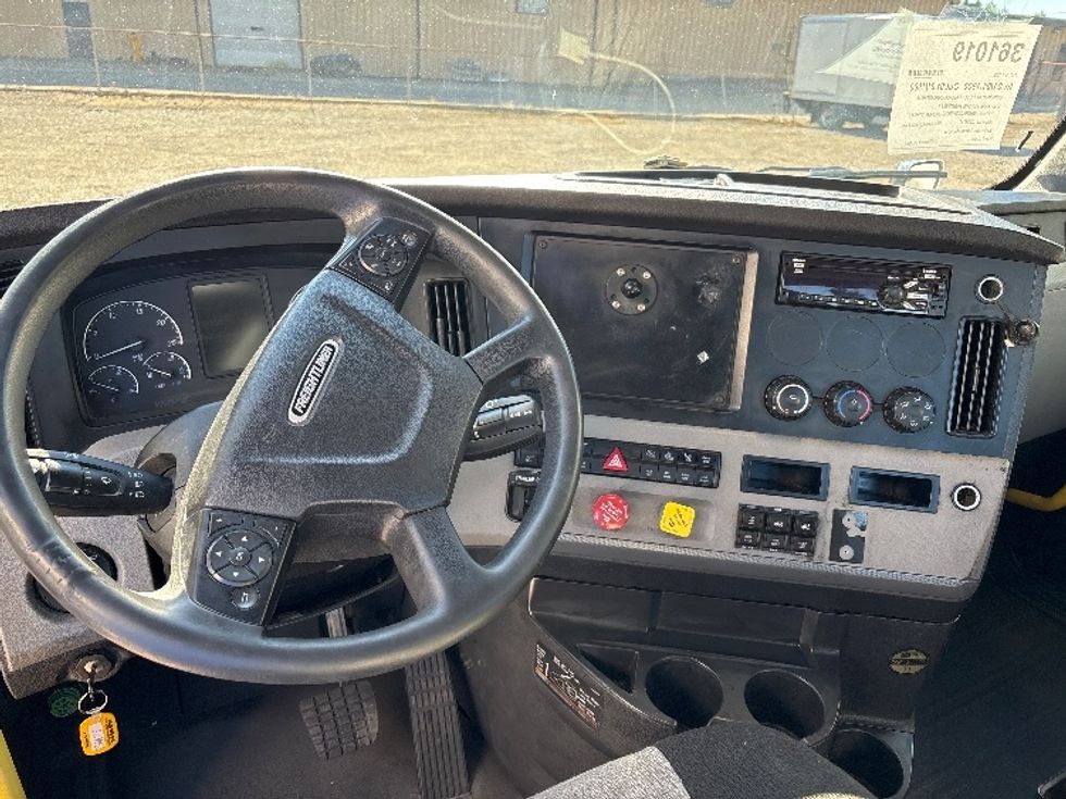 Day Cab Tractor-Heavy Duty Tractors-Freightliner-2020-T12664ST-Hueytown-AL-605,441\n\t\tmiles-$ 36,000 - Image 11