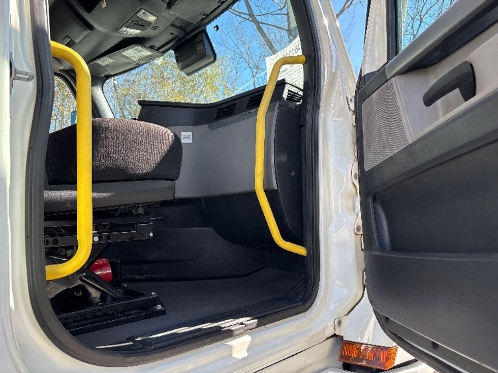 Day Cab Tractor-Heavy Duty Tractors-Freightliner-2020-T12664ST-Hueytown-AL-605,441\n\t\tmiles-$ 36,000 - Image 12