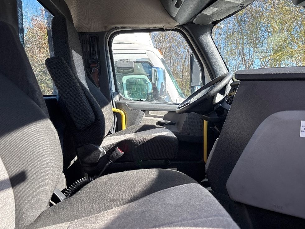 Day Cab Tractor-Heavy Duty Tractors-Freightliner-2020-T12664ST-Hueytown-AL-605,441\n\t\tmiles-$ 36,000 - Image 14