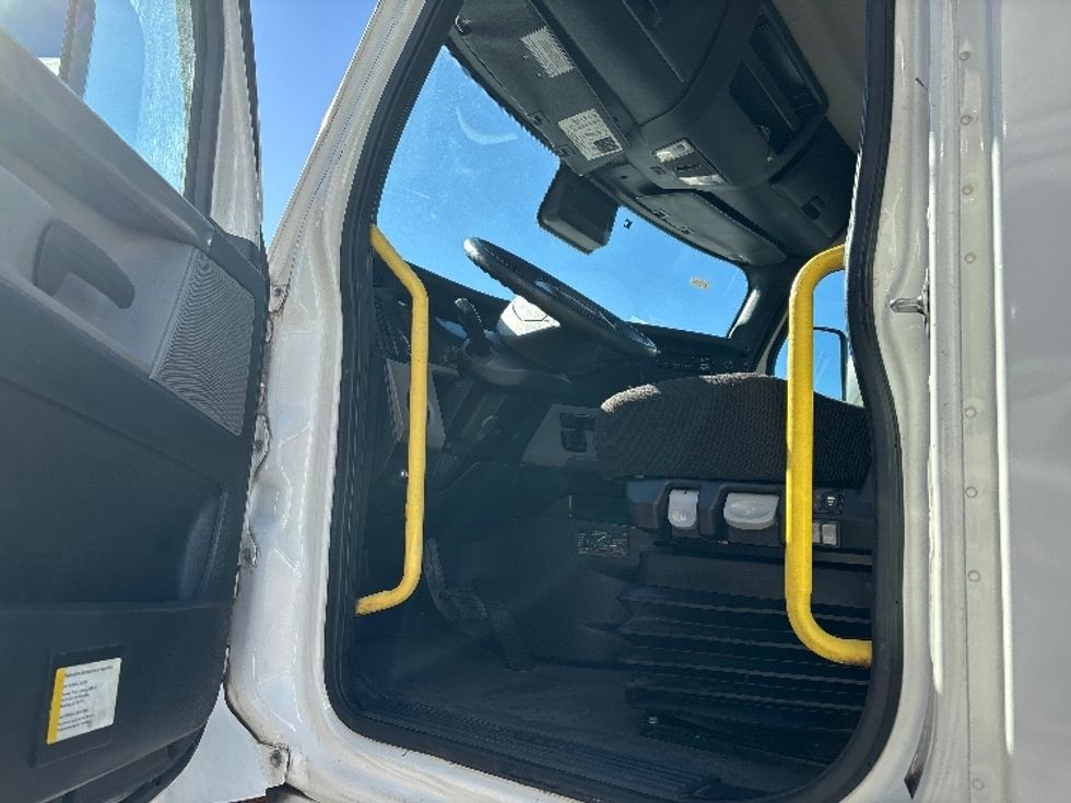 Day Cab Tractor-Heavy Duty Tractors-Freightliner-2020-T12664ST-Hueytown-AL-605,441\n\t\tmiles-$ 36,000 - Image 9