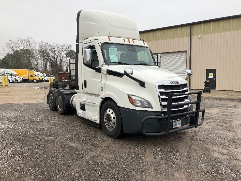 Day Cab Tractor-Heavy Duty Tractors-Freightliner-2020-T12664ST-Hueytown-AL-636,225\n\t\tmiles-$ 31,500 - Image 1