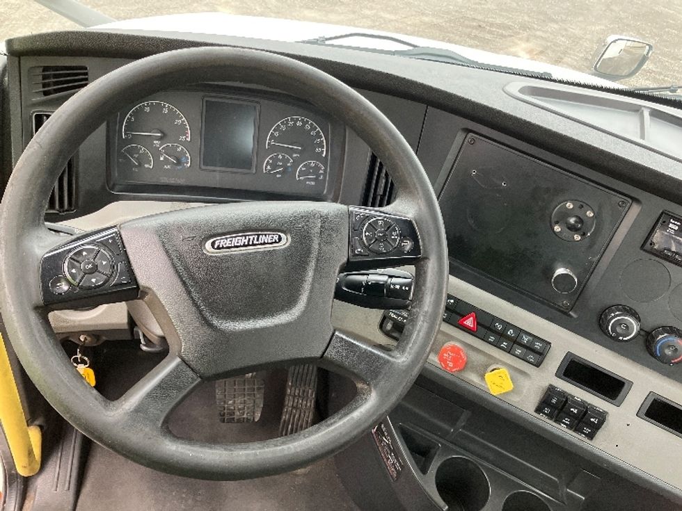 Day Cab Tractor-Heavy Duty Tractors-Freightliner-2020-T12664ST-Hueytown-AL-636,225\n\t\tmiles-$ 31,500 - Image 11