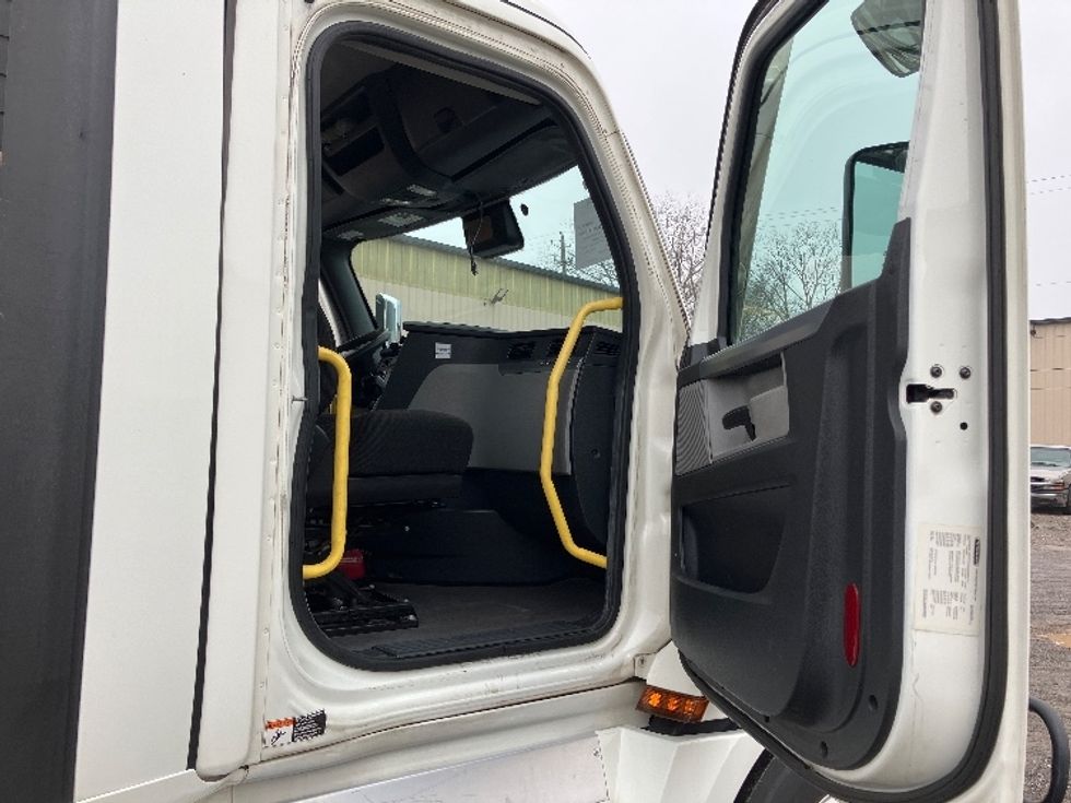 Day Cab Tractor-Heavy Duty Tractors-Freightliner-2020-T12664ST-Hueytown-AL-636,225\n\t\tmiles-$ 31,500 - Image 12