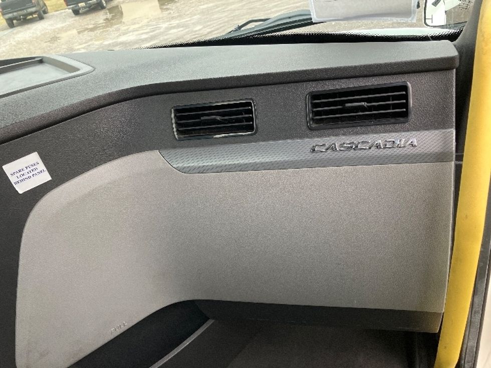 Day Cab Tractor-Heavy Duty Tractors-Freightliner-2020-T12664ST-Hueytown-AL-636,225\n\t\tmiles-$ 31,500 - Image 13