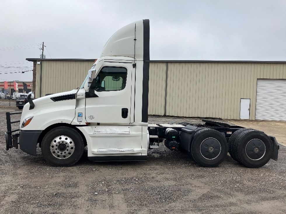 Day Cab Tractor-Heavy Duty Tractors-Freightliner-2020-T12664ST-Hueytown-AL-636,225\n\t\tmiles-$ 31,500 - Image 4