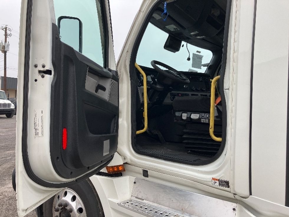 Day Cab Tractor-Heavy Duty Tractors-Freightliner-2020-T12664ST-Hueytown-AL-636,225\n\t\tmiles-$ 31,500 - Image 9