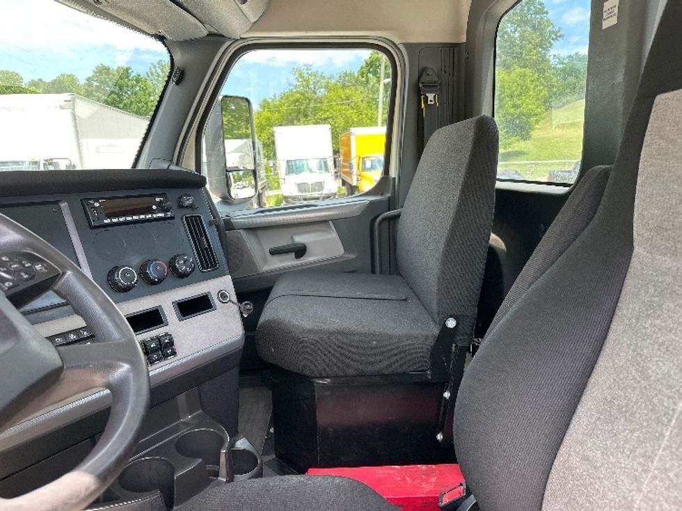 Day Cab Tractor-Heavy Duty Tractors-Freightliner-2020-T12664ST-Huntington-WV-319,261\n\t\tmiles-$ 70,250 - Image 10