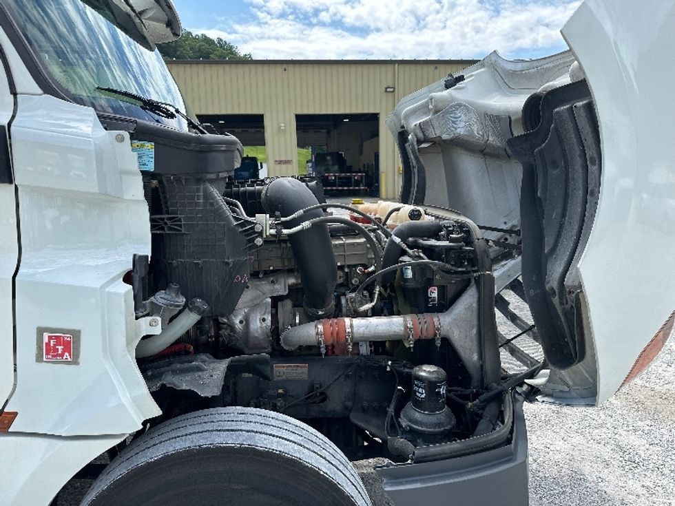 Day Cab Tractor-Heavy Duty Tractors-Freightliner-2020-T12664ST-Huntington-WV-319,261\n\t\tmiles-$ 70,250 - Image 15