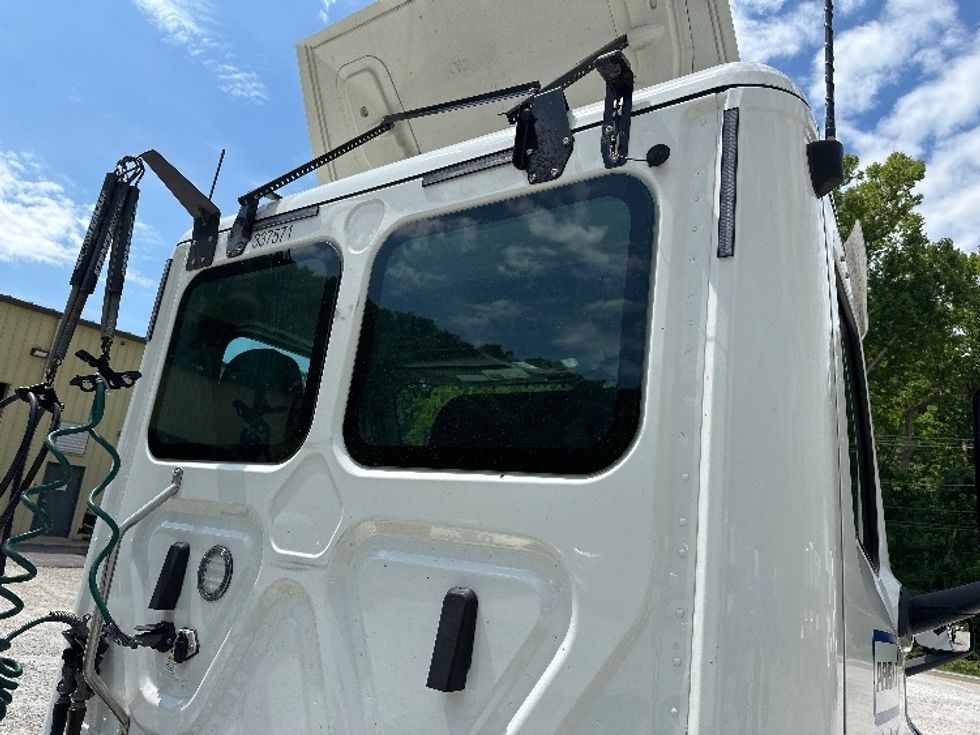 Day Cab Tractor-Heavy Duty Tractors-Freightliner-2020-T12664ST-Huntington-WV-319,261\n\t\tmiles-$ 70,250 - Image 17