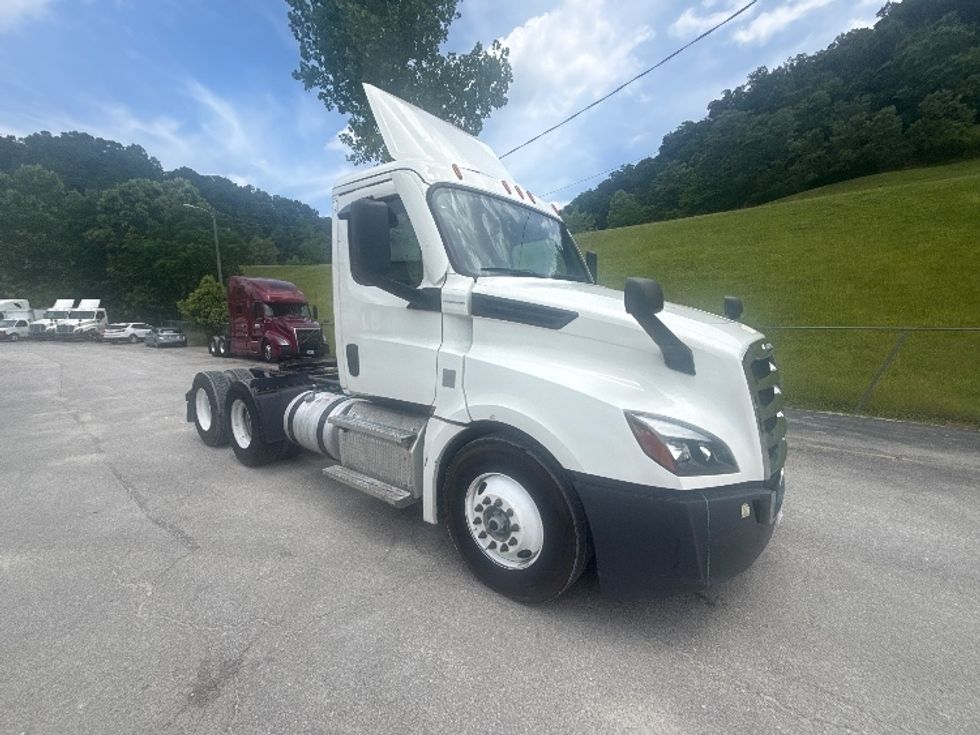 Day Cab Tractor-Heavy Duty Tractors-Freightliner-2020-T12664ST-Huntington-WV-633,550\n\t\tmiles-$ 25,750 - Image 1