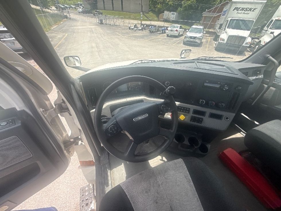 Day Cab Tractor-Heavy Duty Tractors-Freightliner-2020-T12664ST-Huntington-WV-633,550\n\t\tmiles-$ 25,750 - Image 11