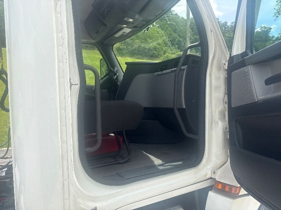 Day Cab Tractor-Heavy Duty Tractors-Freightliner-2020-T12664ST-Huntington-WV-633,550\n\t\tmiles-$ 25,750 - Image 12