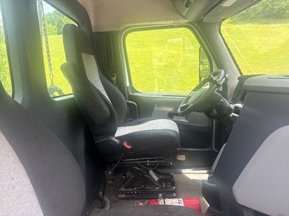 Day Cab Tractor-Heavy Duty Tractors-Freightliner-2020-T12664ST-Huntington-WV-633,550\n\t\tmiles-$ 25,750 - Image 14
