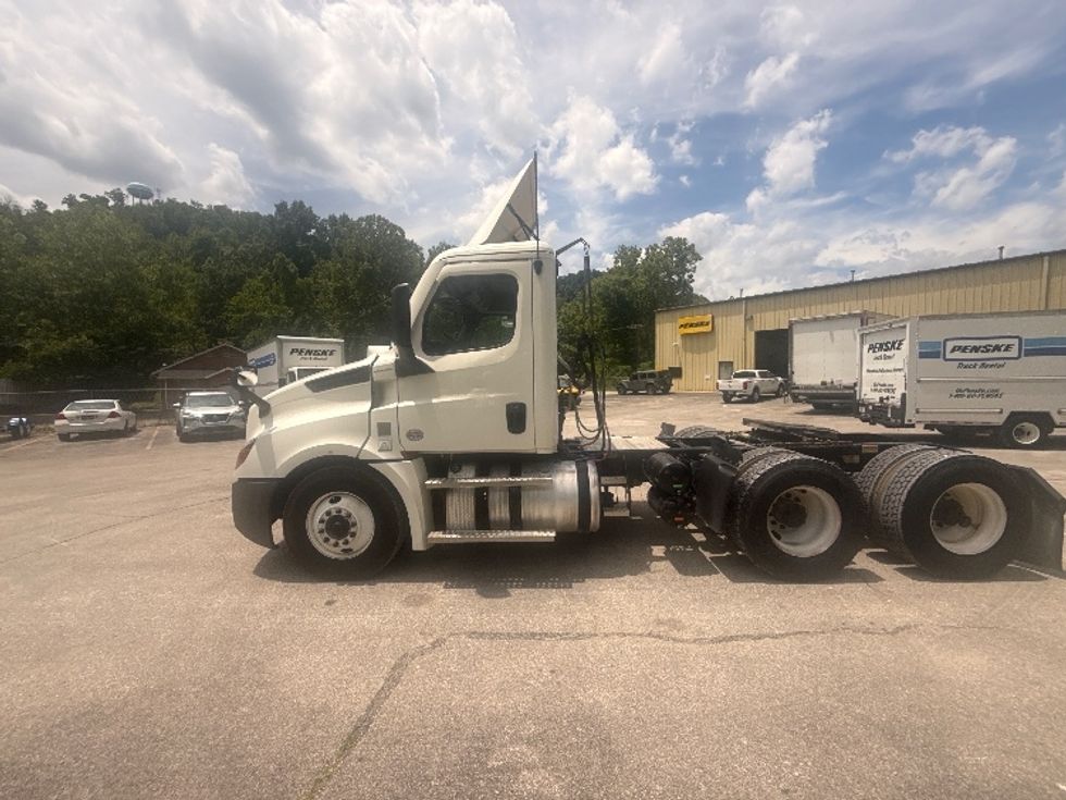 Day Cab Tractor-Heavy Duty Tractors-Freightliner-2020-T12664ST-Huntington-WV-633,550\n\t\tmiles-$ 25,750 - Image 4