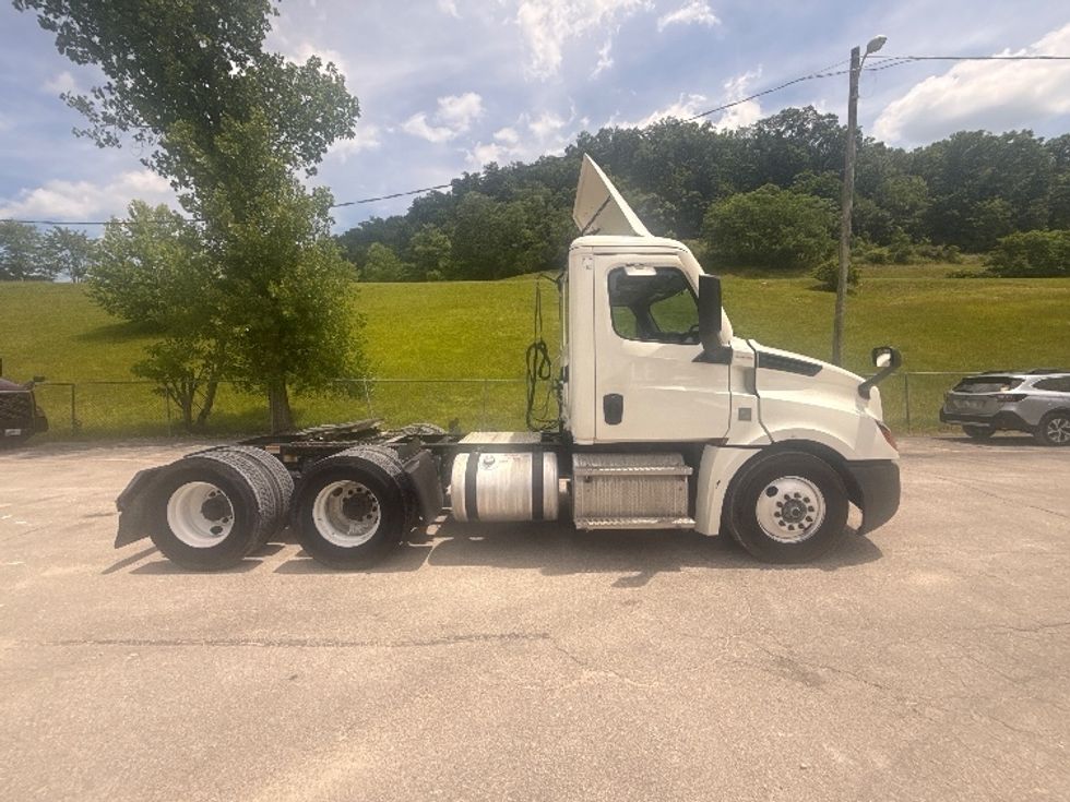 Day Cab Tractor-Heavy Duty Tractors-Freightliner-2020-T12664ST-Huntington-WV-633,550\n\t\tmiles-$ 25,750 - Image 8