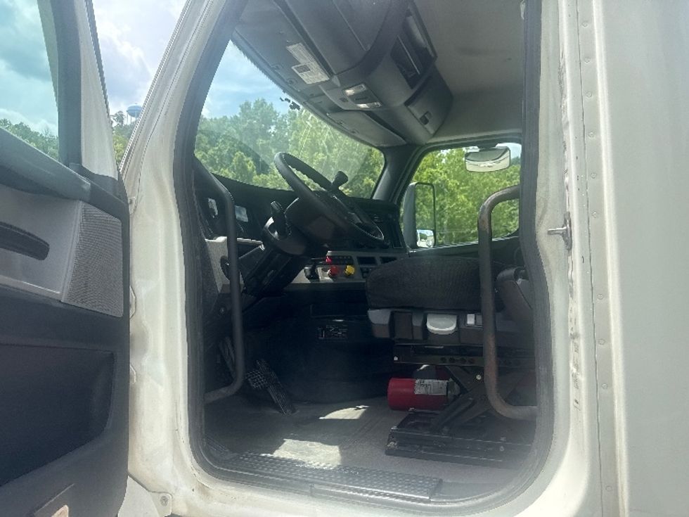 Day Cab Tractor-Heavy Duty Tractors-Freightliner-2020-T12664ST-Huntington-WV-633,550\n\t\tmiles-$ 25,750 - Image 9