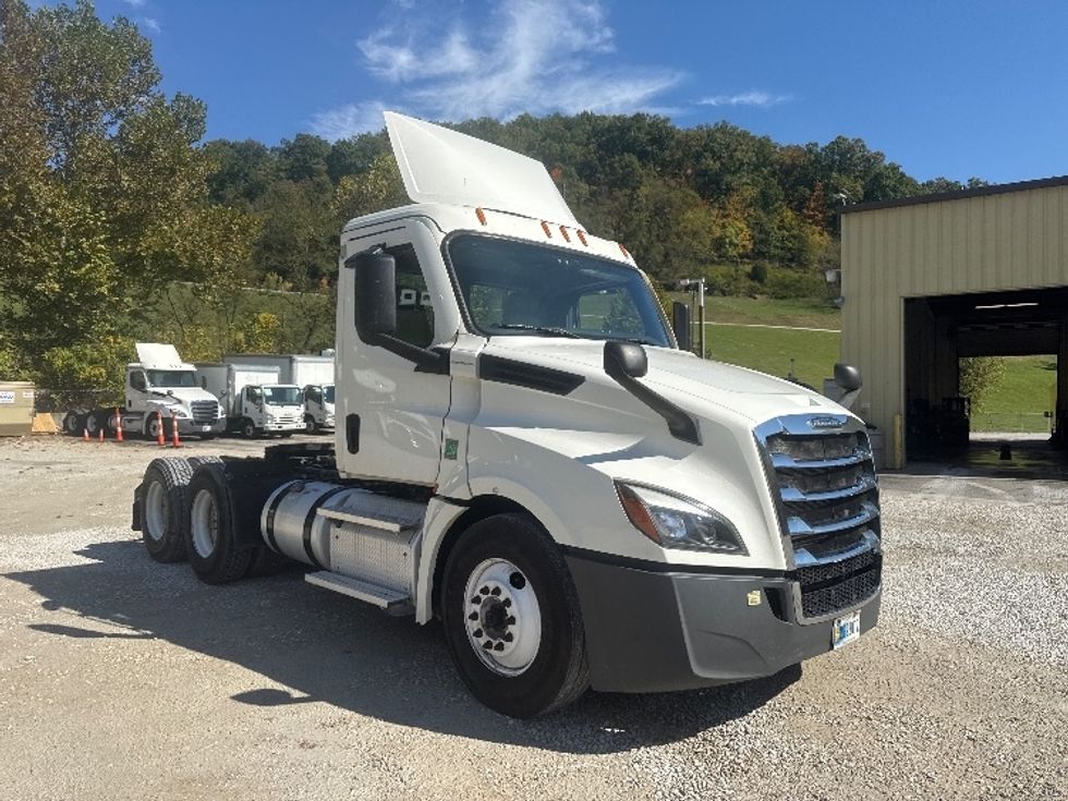Day Cab Tractor-Heavy Duty Tractors-Freightliner-2020-T12664ST-Huntington-WV-641,295\n\t\tmiles-$ 29,750 - Image 1