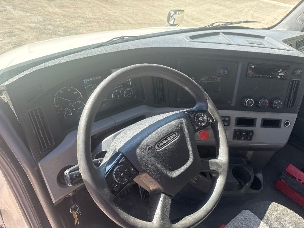 Day Cab Tractor-Heavy Duty Tractors-Freightliner-2020-T12664ST-Huntington-WV-641,295\n\t\tmiles-$ 29,750 - Image 10