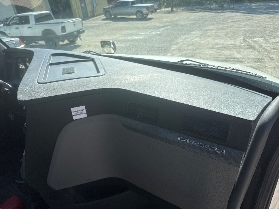 Day Cab Tractor-Heavy Duty Tractors-Freightliner-2020-T12664ST-Huntington-WV-641,295\n\t\tmiles-$ 29,750 - Image 13