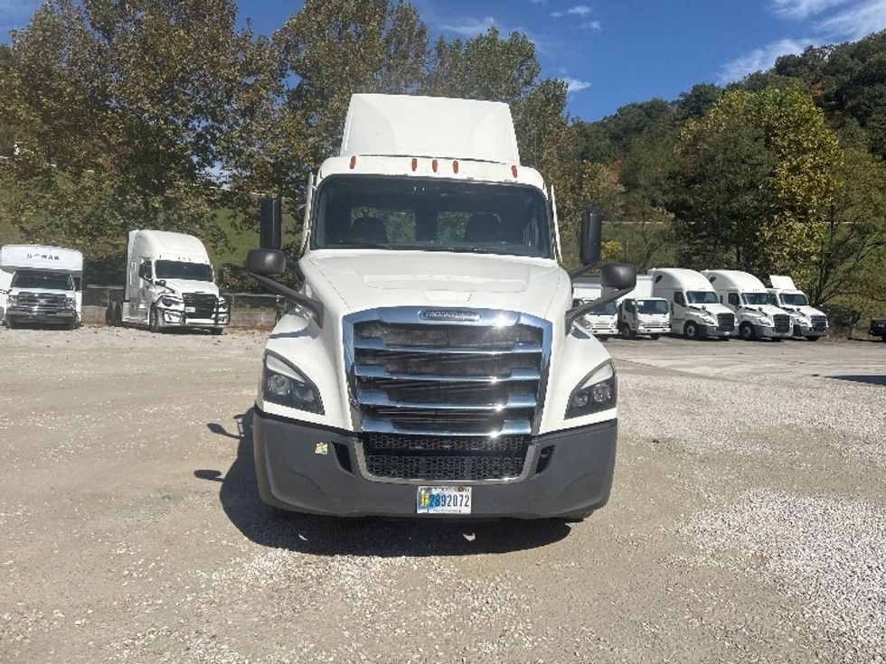 Day Cab Tractor-Heavy Duty Tractors-Freightliner-2020-T12664ST-Huntington-WV-641,295\n\t\tmiles-$ 29,750 - Image 2
