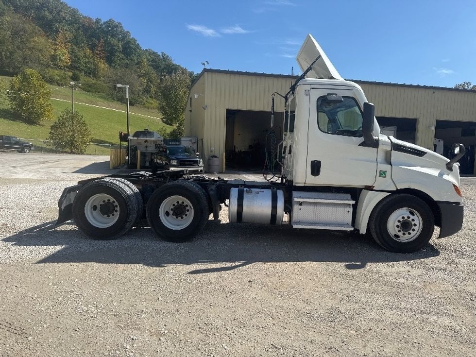 Day Cab Tractor-Heavy Duty Tractors-Freightliner-2020-T12664ST-Huntington-WV-641,295\n\t\tmiles-$ 29,750 - Image 8