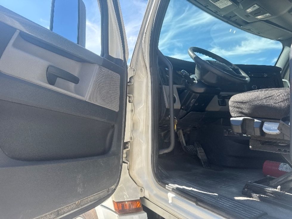 Day Cab Tractor-Heavy Duty Tractors-Freightliner-2020-T12664ST-Huntington-WV-641,295\n\t\tmiles-$ 29,750 - Image 9