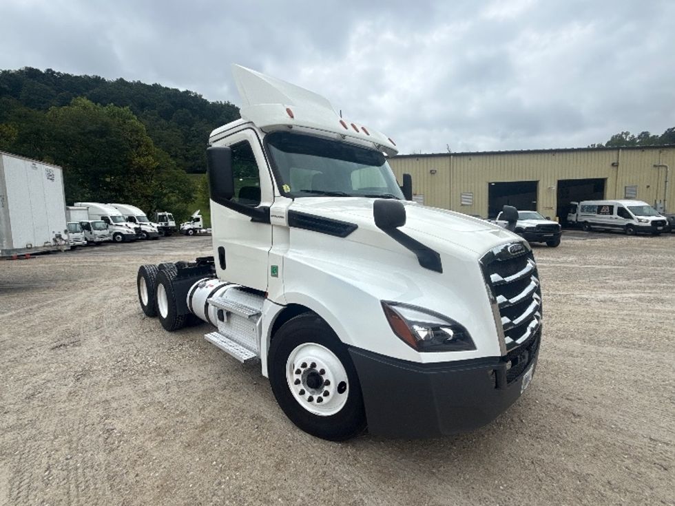 Day Cab Tractor-Heavy Duty Tractors-Freightliner-2020-T12664ST-Huntington-WV-655,181\n\t\tmiles-$ 28,750 - Image 1