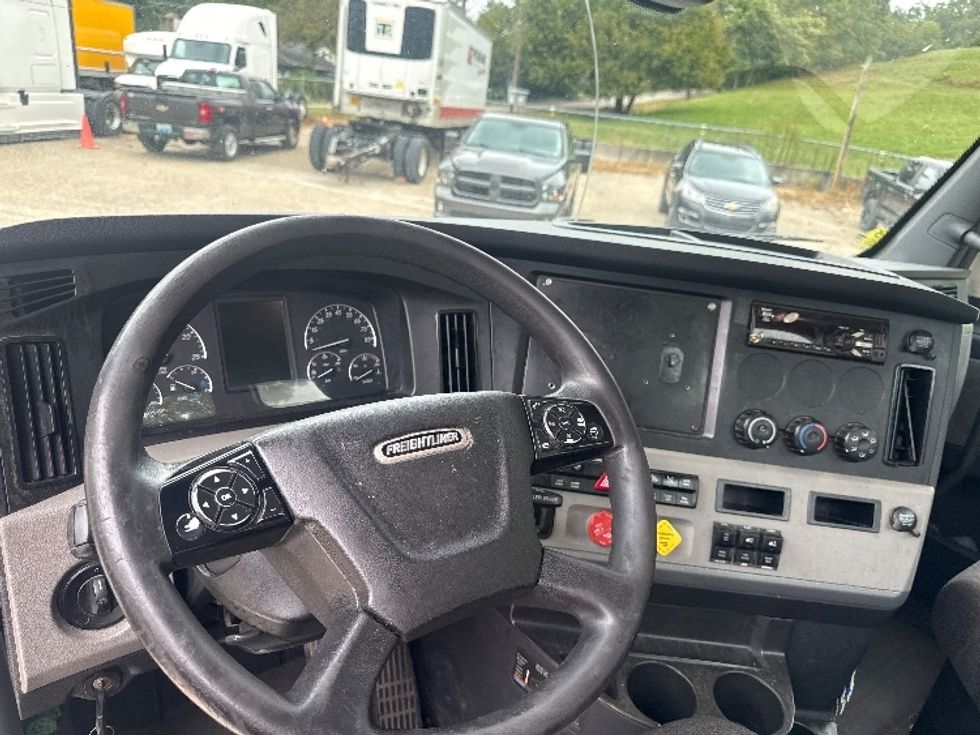 Day Cab Tractor-Heavy Duty Tractors-Freightliner-2020-T12664ST-Huntington-WV-655,181\n\t\tmiles-$ 28,750 - Image 11