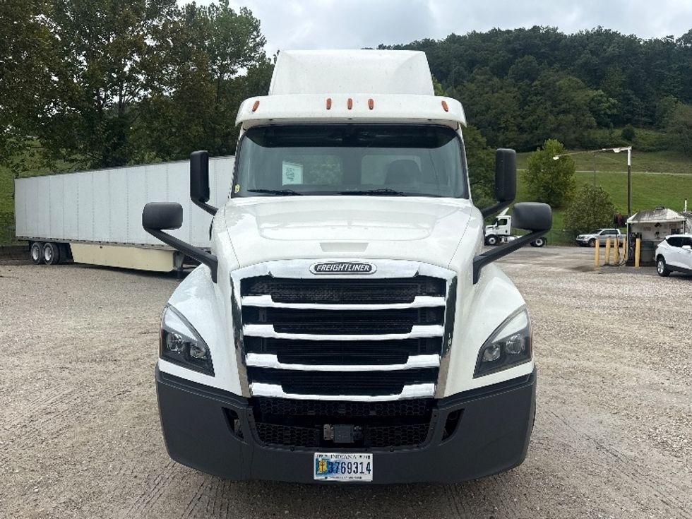 Day Cab Tractor-Heavy Duty Tractors-Freightliner-2020-T12664ST-Huntington-WV-655,181\n\t\tmiles-$ 28,750 - Image 2