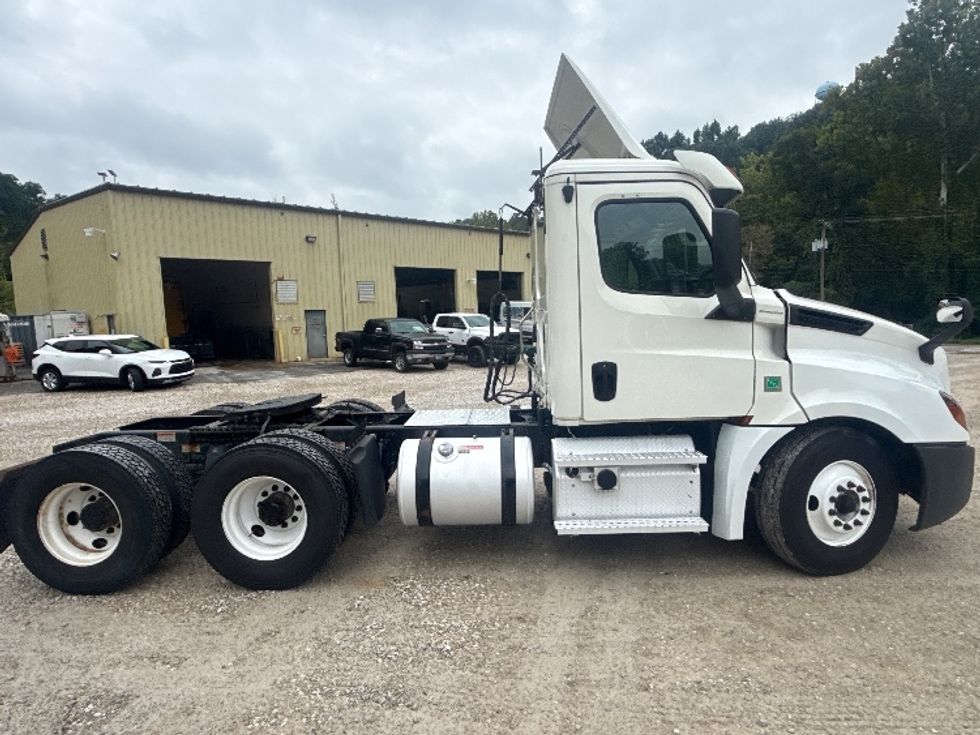 Day Cab Tractor-Heavy Duty Tractors-Freightliner-2020-T12664ST-Huntington-WV-655,181\n\t\tmiles-$ 28,750 - Image 8