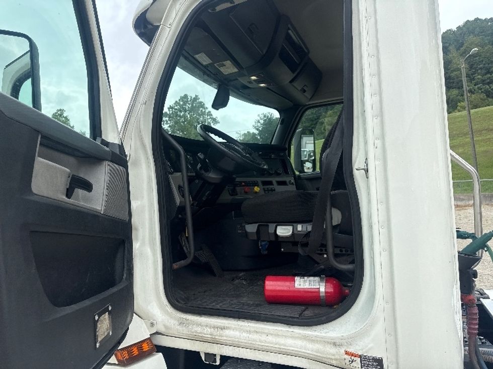 Day Cab Tractor-Heavy Duty Tractors-Freightliner-2020-T12664ST-Huntington-WV-655,181\n\t\tmiles-$ 28,750 - Image 9