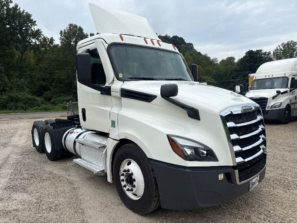 Day Cab Tractor-Heavy Duty Tractors-Freightliner-2020-T12664ST-Huntington-WV-672,335\n\t\tmiles-$ 28,250 - Image 1
