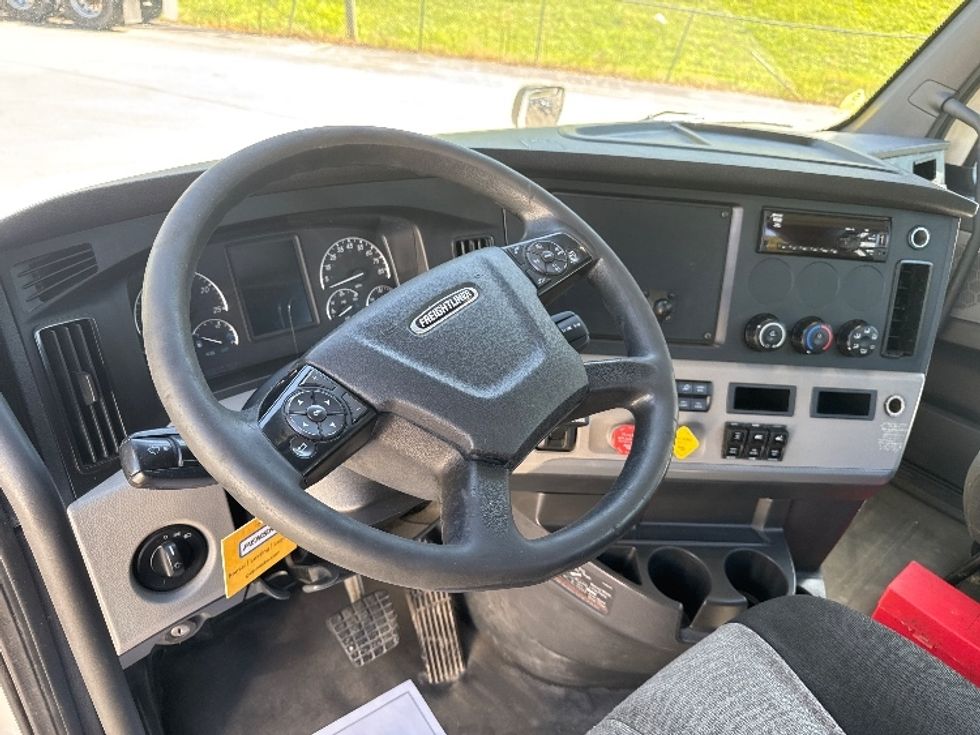 Day Cab Tractor-Heavy Duty Tractors-Freightliner-2020-T12664ST-Huntington-WV-672,335\n\t\tmiles-$ 28,250 - Image 11