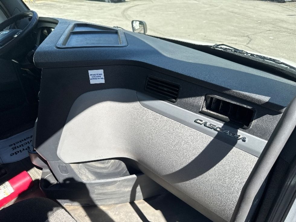 Day Cab Tractor-Heavy Duty Tractors-Freightliner-2020-T12664ST-Huntington-WV-672,335\n\t\tmiles-$ 28,250 - Image 13