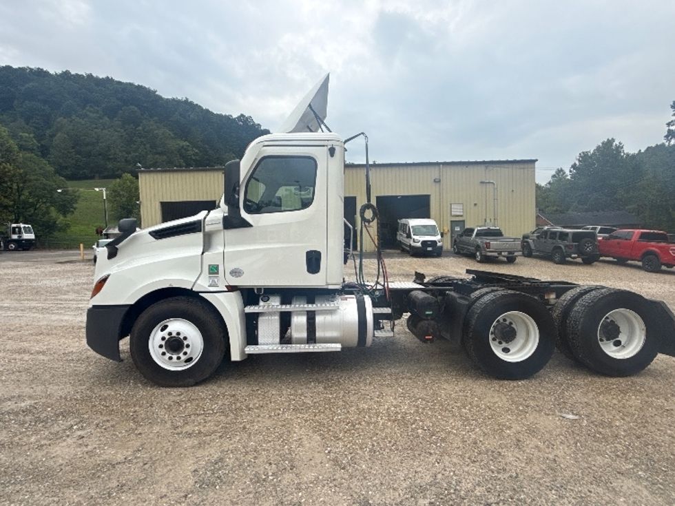 Day Cab Tractor-Heavy Duty Tractors-Freightliner-2020-T12664ST-Huntington-WV-672,335\n\t\tmiles-$ 28,250 - Image 4
