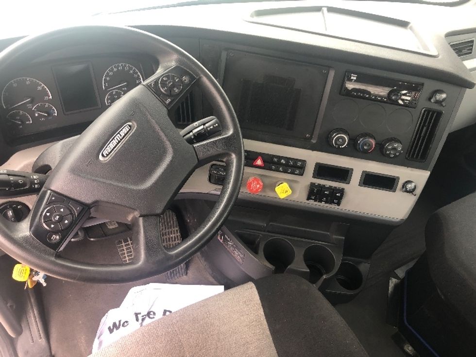 Day Cab Tractor-Heavy Duty Tractors-Freightliner-2020-T12664ST-Indianapolis-IN-308,509\n\t\tmiles-$ 52,750 - Image 11