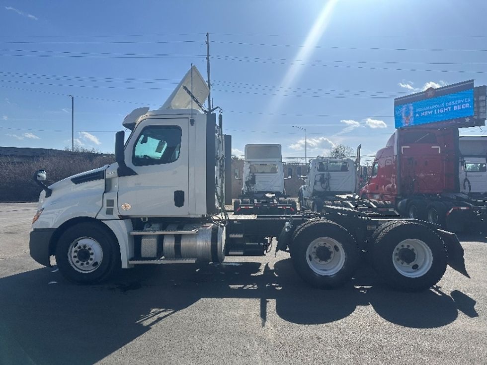 Day Cab Tractor-Heavy Duty Tractors-Freightliner-2020-T12664ST-Indianapolis-IN-308,509\n\t\tmiles-$ 52,750 - Image 4