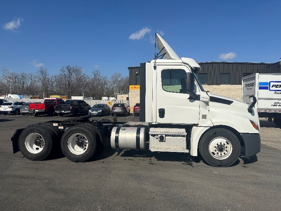 Day Cab Tractor-Heavy Duty Tractors-Freightliner-2020-T12664ST-Indianapolis-IN-308,509\n\t\tmiles-$ 52,750 - Image 8